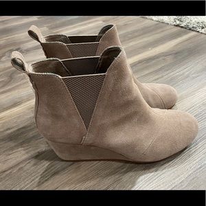 TOMS Kelsey Taupe Suede Wedge Booties